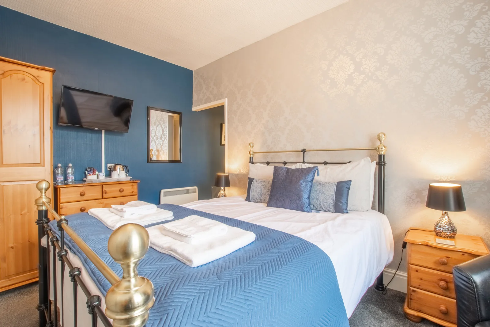 Harlech, Room 7: the bed, a pine wardrobe, a chest of drawers with the tea and coffee tray, and the TV